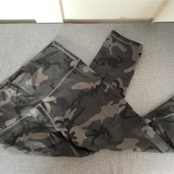 Zyia Camo Capris - Picture 1 of 1